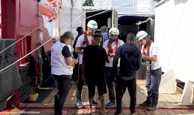 104 göçmenle mahsur kalan gemi Avrupa'da sığınacak liman arıyor