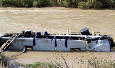 Nepal'de festivalden dönenleri taşıyan otobüs nehre düştü: 17 ölü