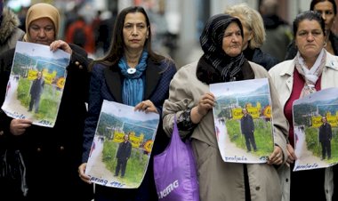 Bosnalı kurban yakınlarından İsveç Büyükelçiliği önünde 'Nobel' protestosu