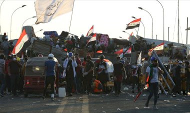 Hıllani Meydanı'na yerleşen göstericiler İran'a açılan kara sınır kapısının da yolunu kestiler