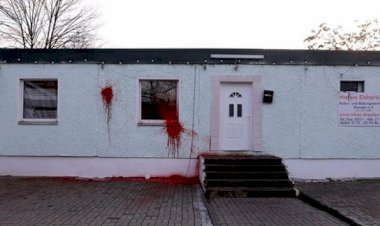 Almanya'da camiye boyalı saldırı