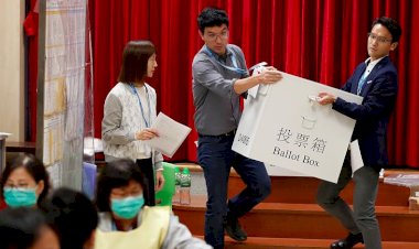 Hong Kong'da belediye meclisi seçimlerini Pekin karşıtları kazandı