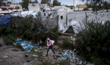 Moria'da binlerce göçmen yaşam mücadelesi veriyor