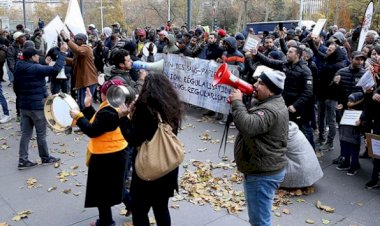 Brüksel'de mülteciler oturum izni için gösteri düzenledi