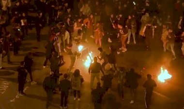 Lübnan'daki gösteriler esnasında bir eylemci kendini ateşe verdi