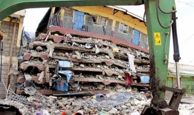 Kenya'da çöken binanın enkazından 2 kişi 48 saat sonra sağ çıkarıldı