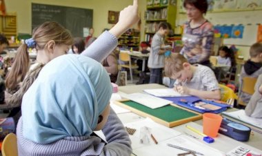 Almanya’nın Kuzey Ren-Vestfalya eyaletinden başörtüsü yasağında geri adım