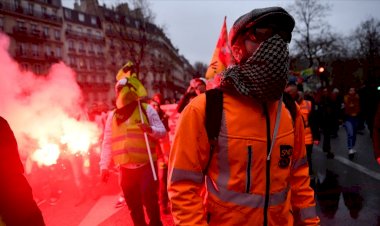 Fransa'da Macron karşıtları yeniden sokaklarda