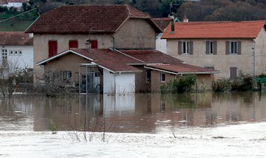 Fransa'da aşırı yağış ve fırtına: 2 ölü
