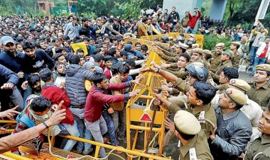 Jamia Millia İslamia Üniversitesi öğrencileri Modi hükümetini protesto ettiler