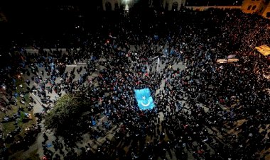 Türkiye'de binlerce kişi, Doğu Türkistan için yürüdü