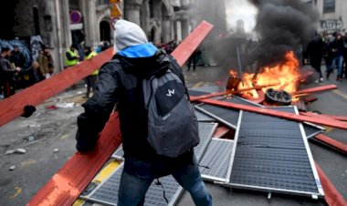 Fransa'da Macron karşıtları yeniden sokaklarda