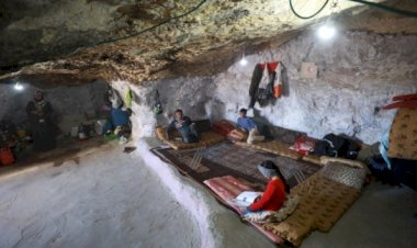 İşgalci İsrail'in evlerini yıktığı Filistinliler, mağaraları mesken tuttu