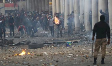 Zikar'da göstericiler Haşdi Şabi karargahını ateşe verdi