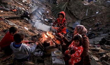 İşgalci İsrail'in saldırısında evi yıkılan Filistinli aile yaşam savaşı veriyor
