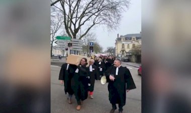 Fransa’da avukatlardan Macron'a 'tabutlu' eylem