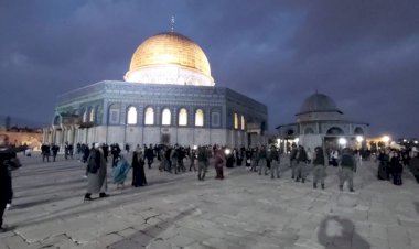 İşgalci İsrail polisi Mescid-i Aksa'da cemaate saldırdı