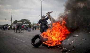 Kolombiya'da protestocular polisle çatıştı
