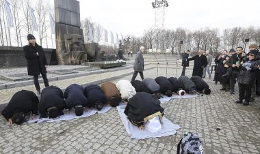 Rabıta Genel Sekreteri El-İsa, Yahudi toplama kampında secdeye kapandı