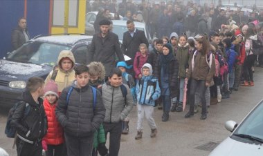 Boşnak veliler, Sırp öğrencilerin Çetnik paylaşımını protesto etti