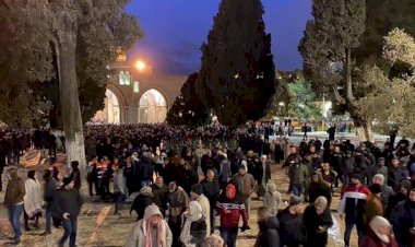 Siyonist katiller Mescid-i Aksa'da sabah namazını kılanlara saldırdı: 10 yaralı