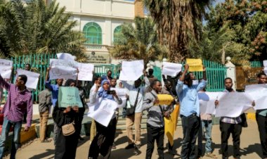 Sudanlılar, ülkelerinin İsrail'le normalleşmesi girişimini protesto etti