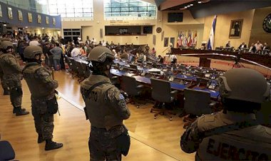 El Salvador'da asker ve polis meclisi bastı