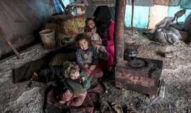 İdlib'de rejimin saldırılarından kaçan siviller, ısınmak için elbiselerini yakıyor