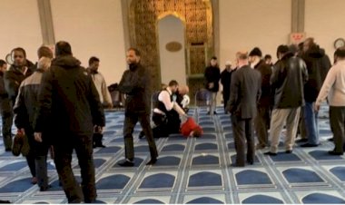 Londra'da camide bıçaklı saldırı