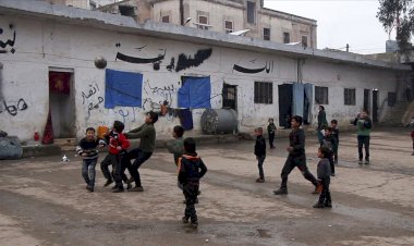 Bombalardan kaçan İdlibli aileler çareyi 'hapishaneye girmekte' buldu