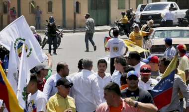 Venezuela’da Guaido'yu protesto eden grup ve taraftarları arasında arbede yaşandı