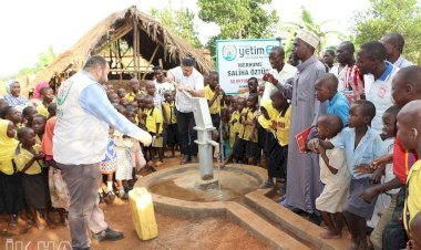 Avrupa Yetim Eli'nden Uganda'da susuz dudaklara bir bardak su
