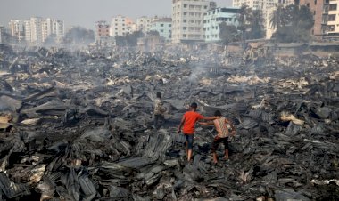 Bangladeş'te büyük yangın: Yüzlerce baraka kül oldu
