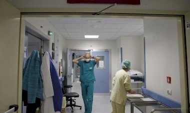 İtalya’da stokta olmadığı için eldivensiz çalışan doktor öldü