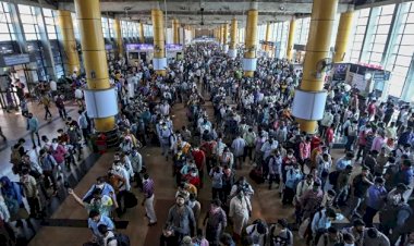 Hindistan'da koronavirüs göçü: Onbinlerce kişi trenlere akın etti