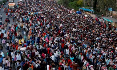 Hindistan'da binlerce kişinin terminalde bir arada beklemesi endişeye yol açtı