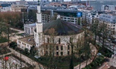 Brüksel'de ezan ilk defa minareden okundu