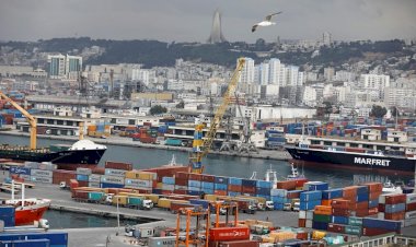 Cezayir Batılı korsanlara karşı maskelerini koruyor